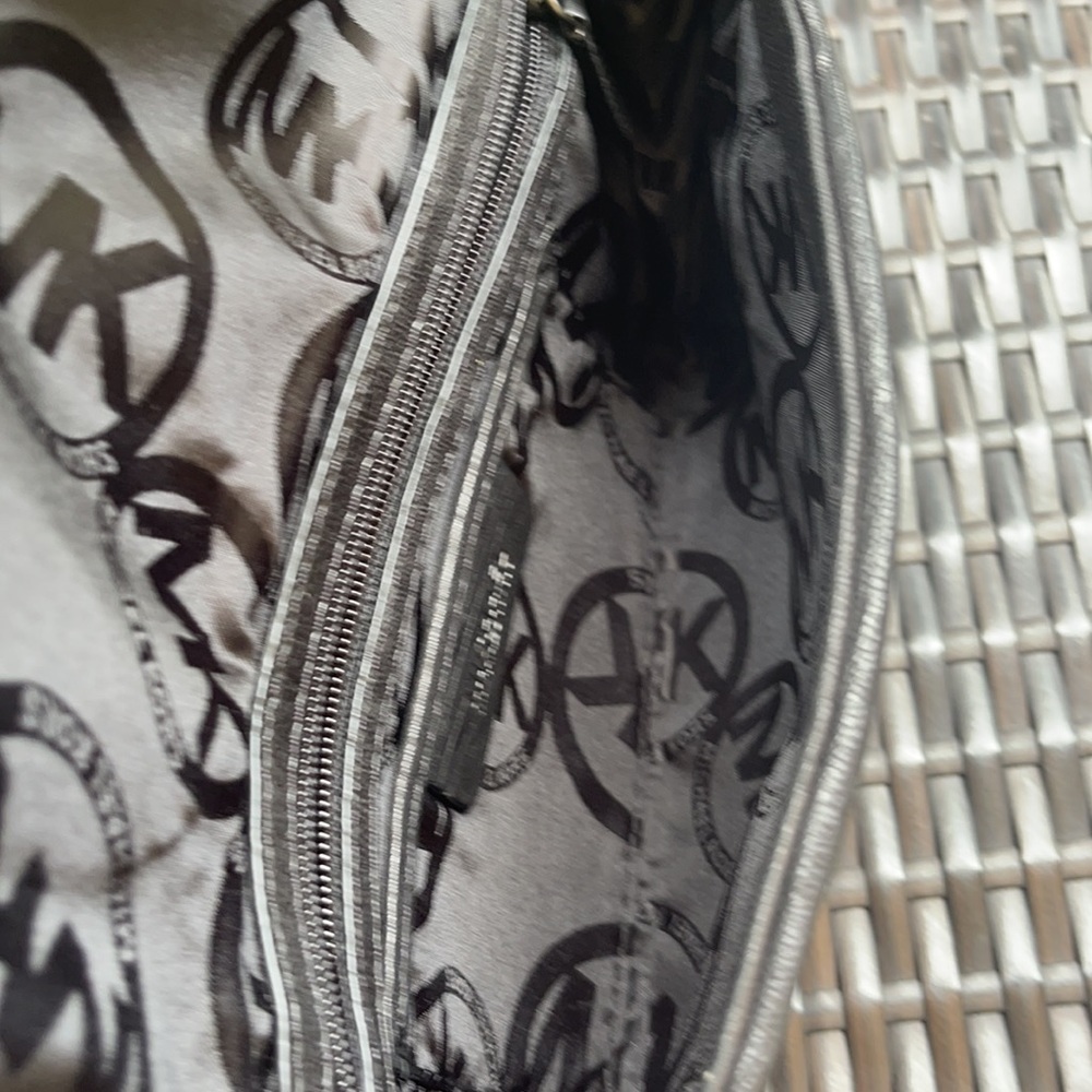 Michael kors Pebbled leather MK clutch with gun metal zipper. - Picture 12 of 16